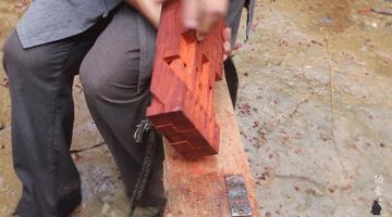 63岁中国大爷靠玩木头火到国外,61岁大爷惊呆外国人