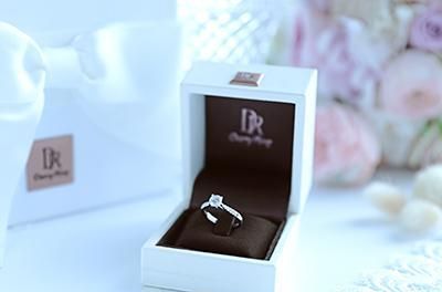 买钻戒买什么款式的戒指最好,钻戒和什么材质的戒指搭配一起戴