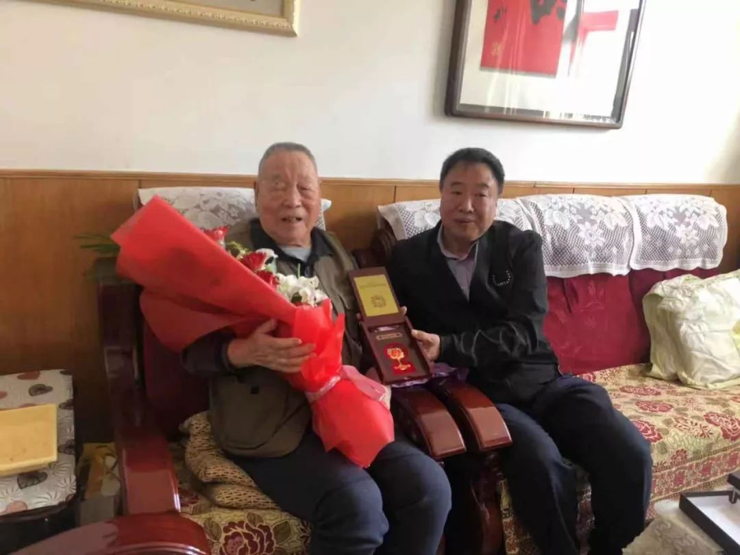 扛过枪打过仗跨过鸭绿江,向历次革命斗争中牺牲的同志致敬