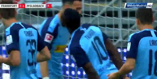 多名球员进球后拥抱亲吻，激动心情难以抑制？德国官员：建议红牌