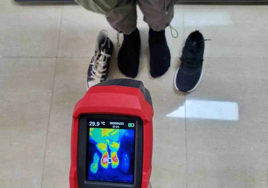 yeezy350跑鞋,不怕剐蹭的跑鞋