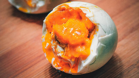 咸鸭蛋最简单的腌制方法出油,咸鸭蛋的最简单腌制方法