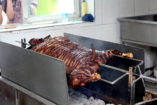 口味确实不错舌尖上的烤全羊,舌尖上的乡村草原特制烤全羊