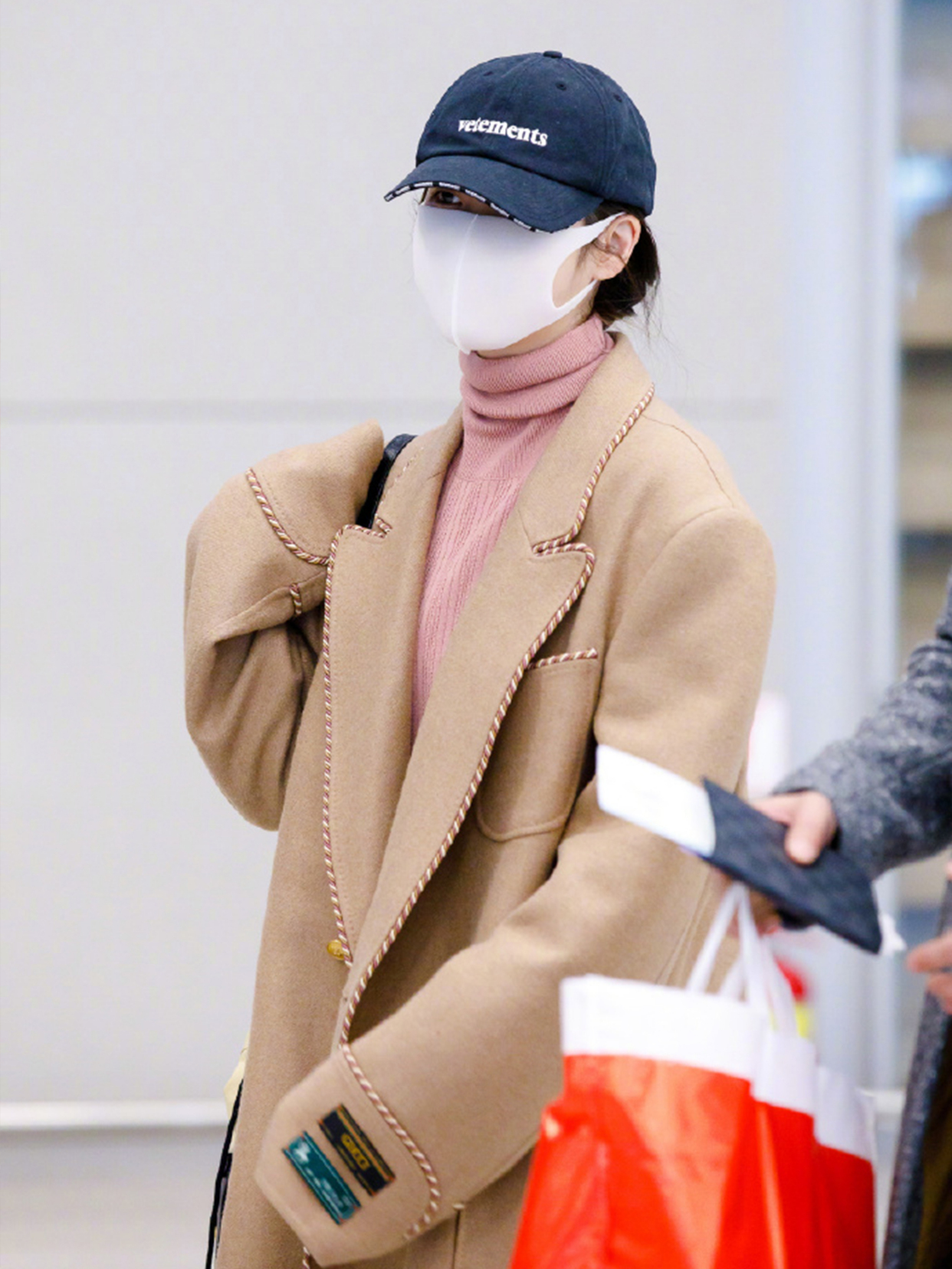 蔡徐坤黑红格子衣服金发造型照片,蔡徐坤黑红格子衣服造型照片