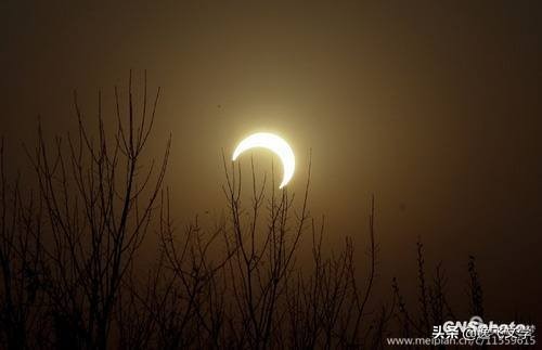 【原创.古韵新声】纤陌畔，小桥东。清溪流水逐残红