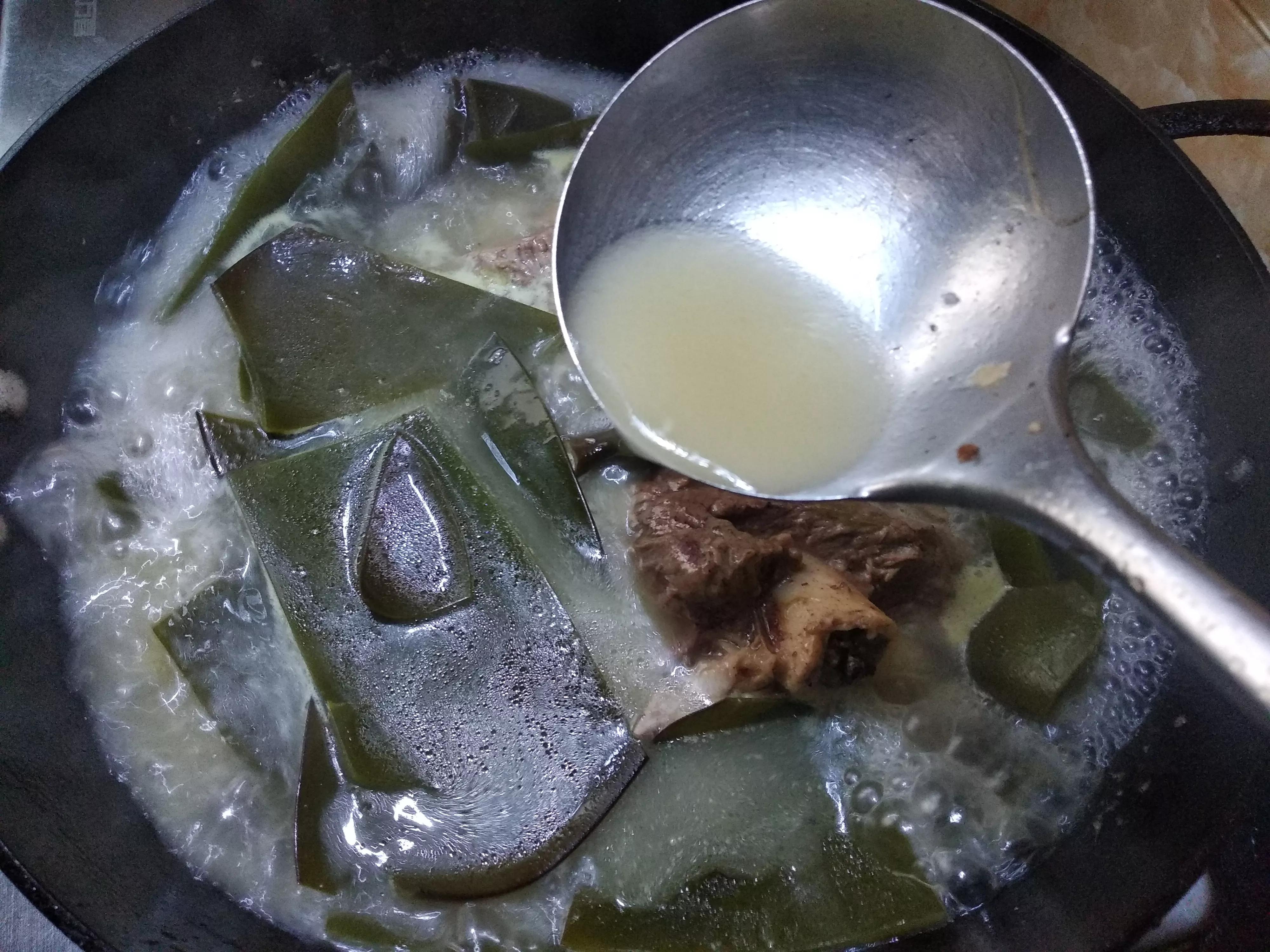 炖骨头怎么炖得又烂又香呢,家常炖大骨头放什么料