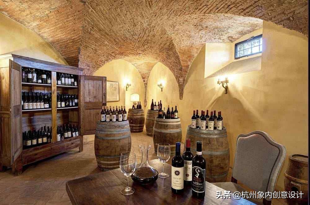 酒店的酒和商超的酒有什么区别,酒店里的酒吧好玩么