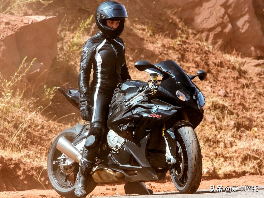 小姐姐骑着粉红色的仿赛摩托车,仿赛摩托车低座推荐