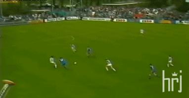 支点中锋踢前腰,足球支点中锋的位置和打法