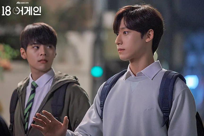 负重中年人重返18岁，男主秒回青春时代狂收“后宫”