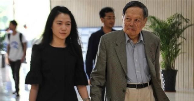 98岁杨振宁与翁帆,杨振宁百岁生日与翁帆的照片