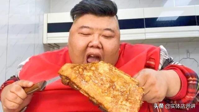开餐馆亏本做吃播年入百万，560斤的河北小伙比“泡泡龙”还拼