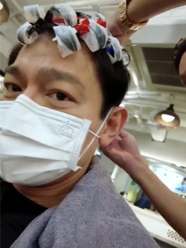 59岁华仔也爱上烫头，戴老花镜有秃顶迹象，曾借于谦梗想说相声