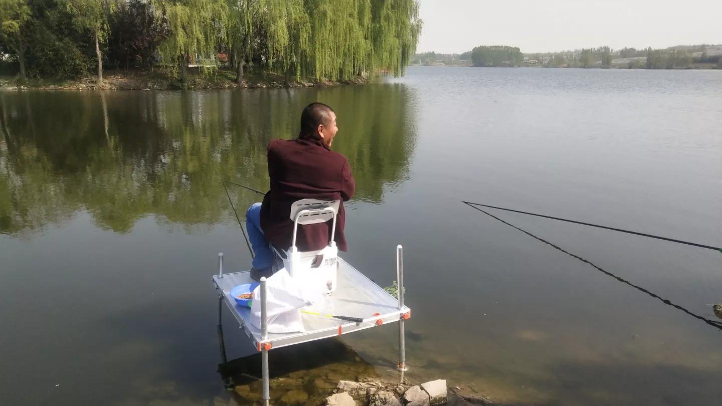 这觉睡得有多香？湖北一大爷因钓鱼，深夜连人带车被困河中