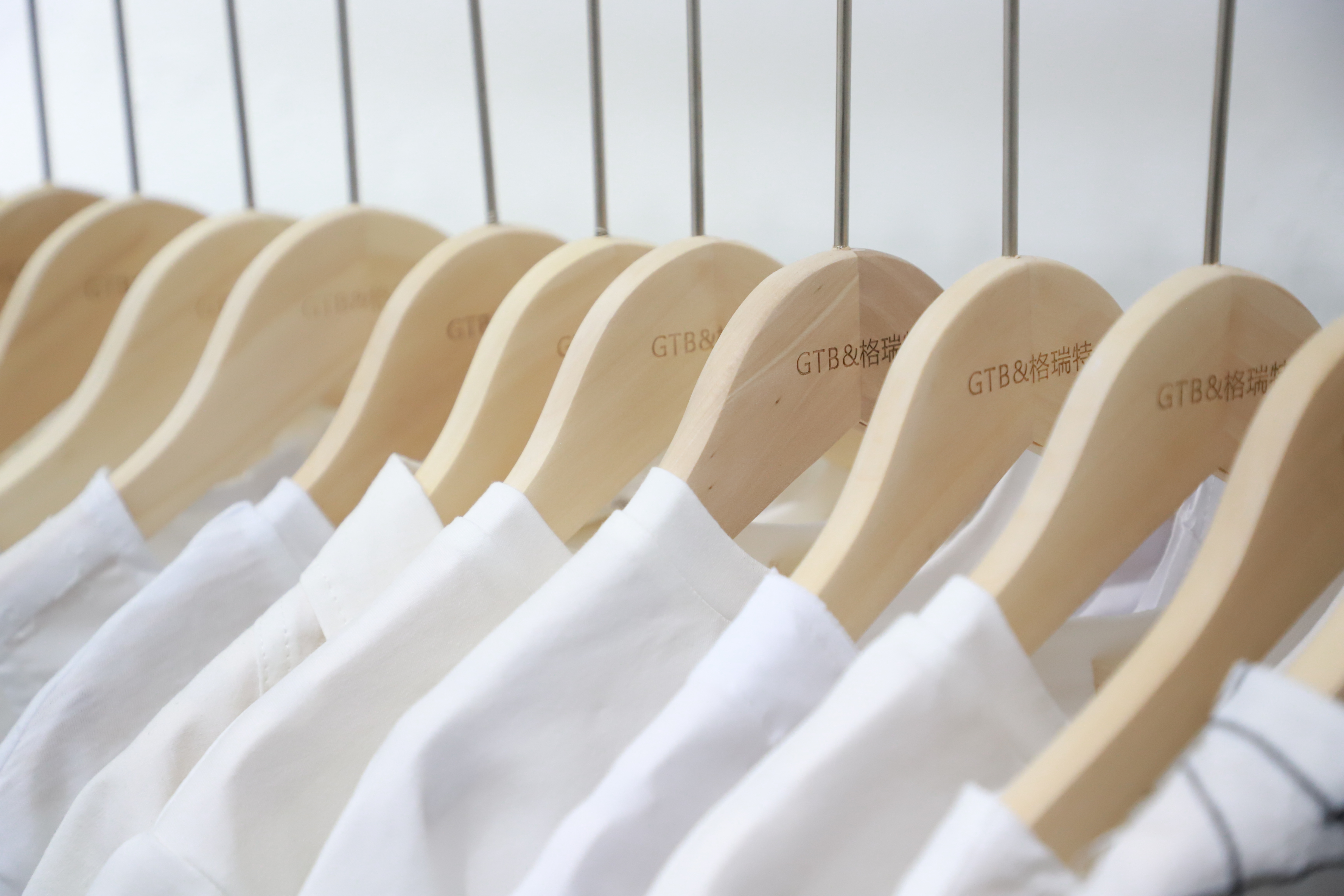 新开散货童装店怎么经营,开童装店拿散货与厂家合作哪个好