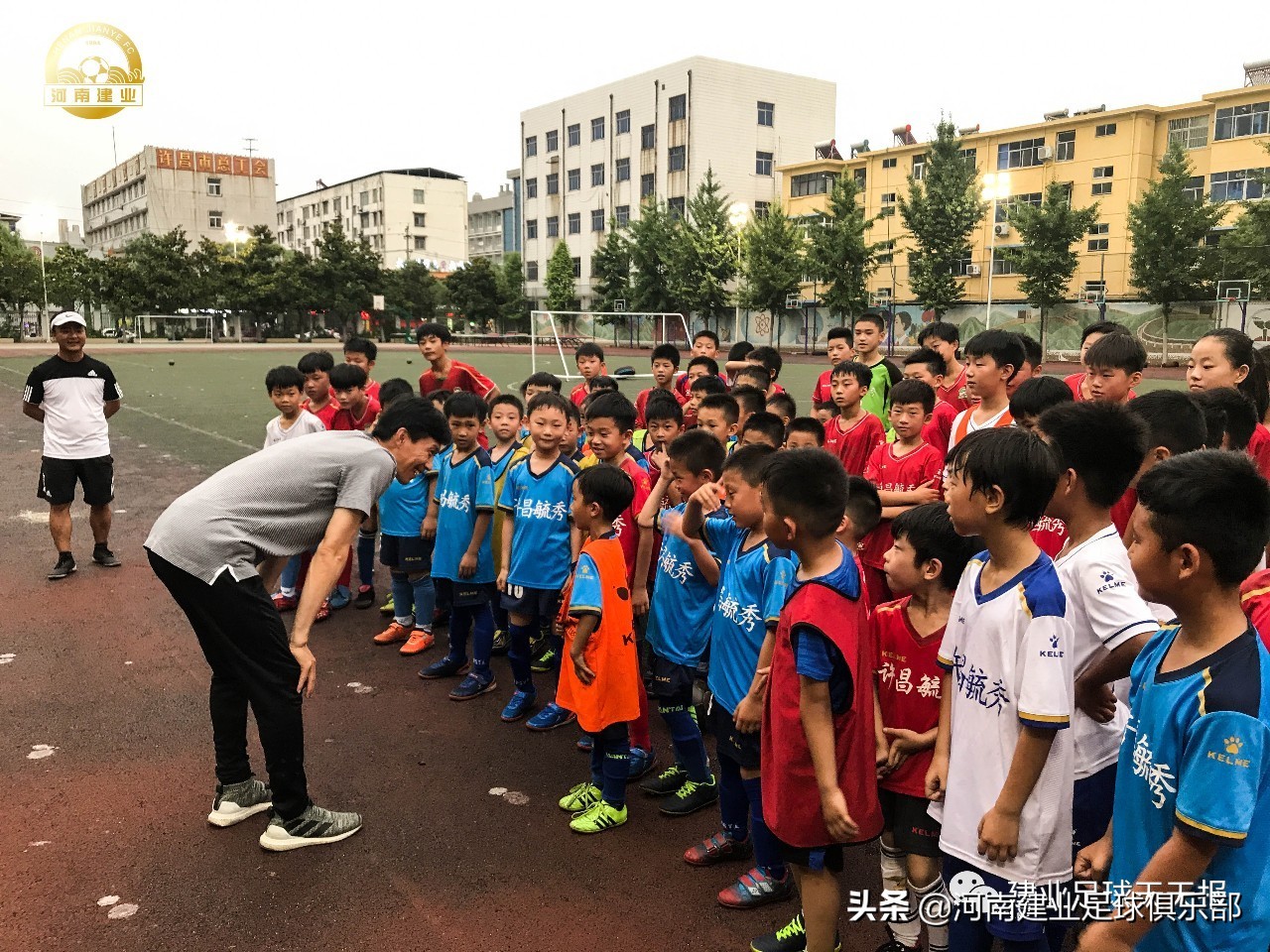 区楚良：与踢球的孩子们在一起很快乐，会为河南培养优秀足球人才