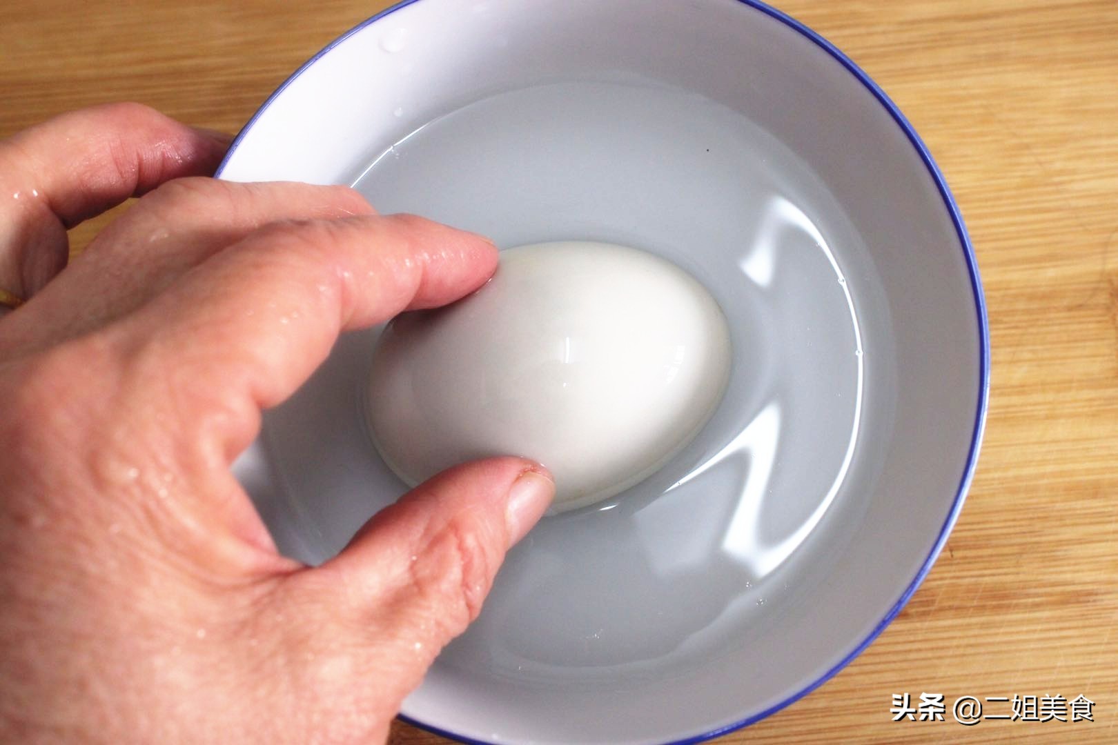 咸鸭蛋怎么腌才能个个流油,咸鸭蛋怎样腌不咸且流油