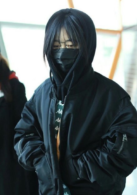 谭松韵针织衫配短裙少女感十足,谭松韵全黑造型