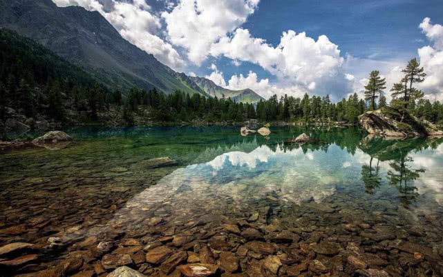 它是一种钓鱼的用具，更像是一件艺术品，国外叫飞绳我们叫毛钩