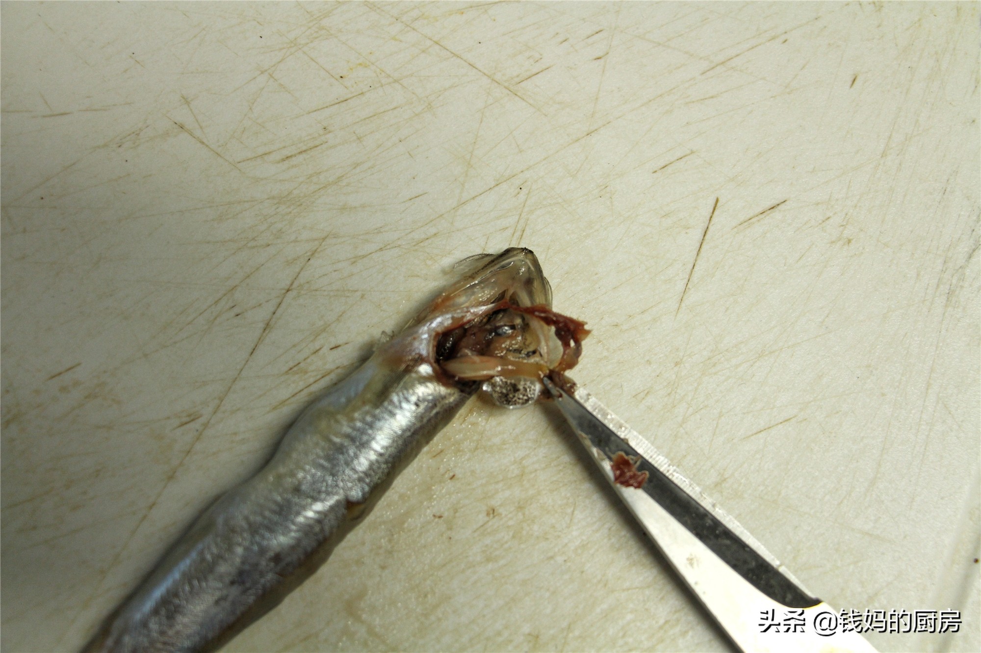 每次去超市碰到这鱼都会买，2元1条，煎一煎下酒真的很香