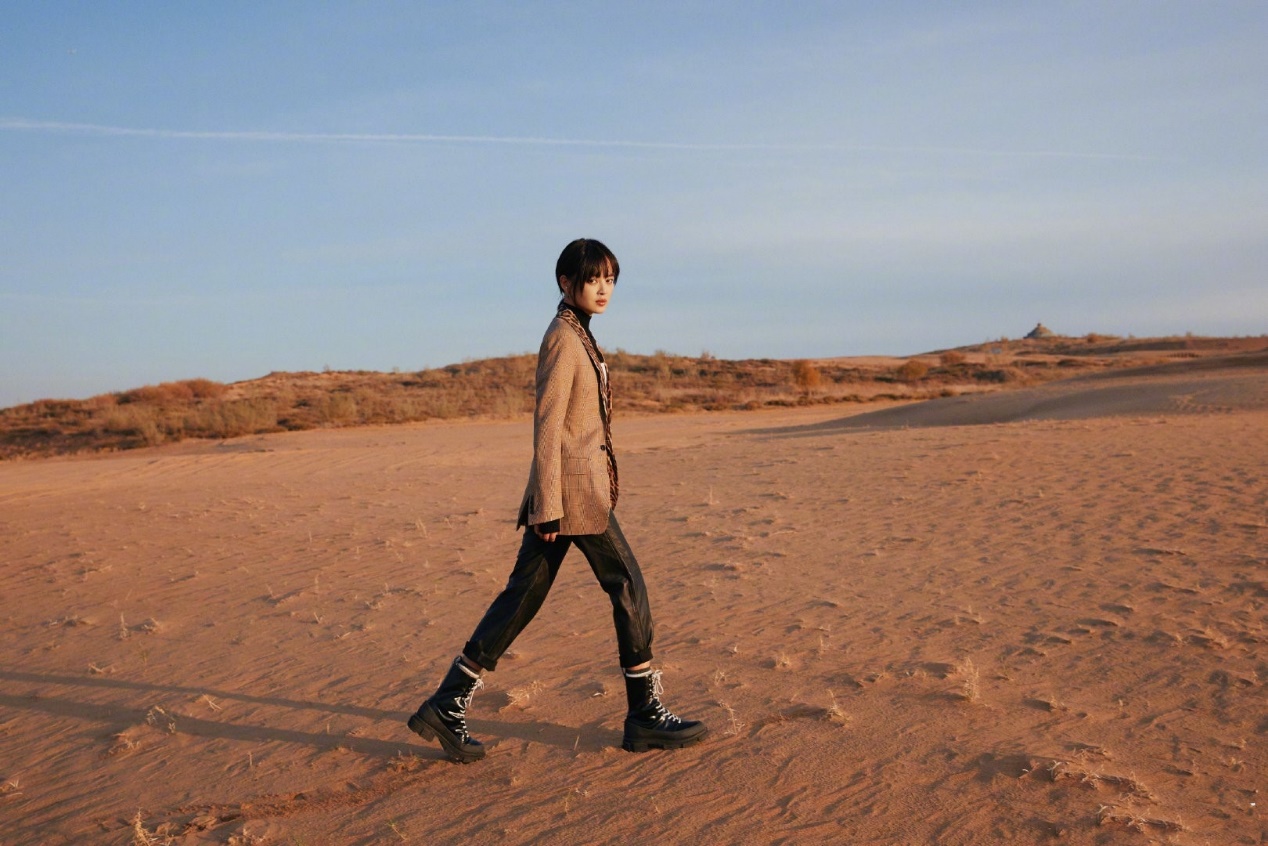 不同身材搭配蝴蝶结有不同的效果，辛芷蕾可爱，张雨绮性感十足