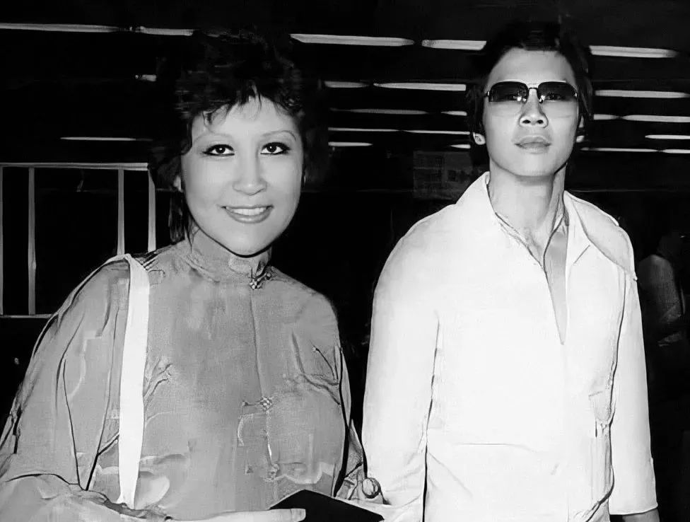 逼成龙下跪、掌掴曾志伟、封杀张柏芝？深扒向氏夫妇叱咤港圈史