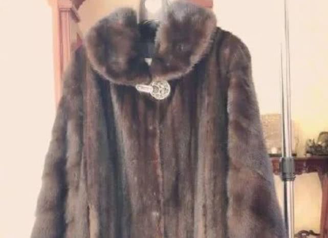 郑爽卖二手货抬价7倍，被嘲“中国明星第一卖手”冤不冤？