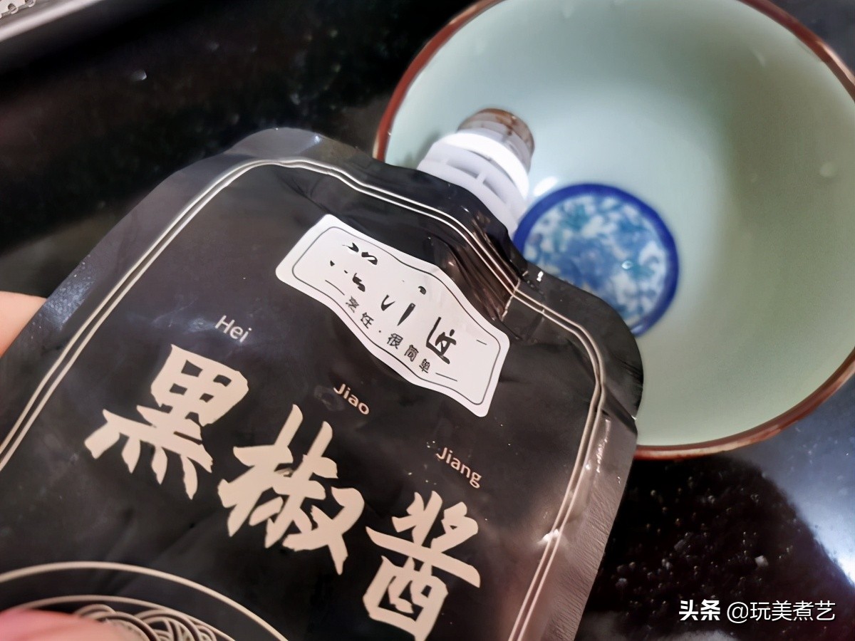 太经典的一道家常菜，每年芦笋一上市，餐桌必有它