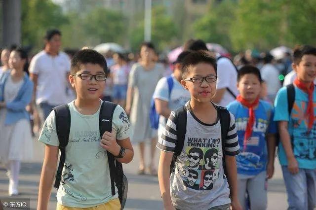 如何选择护眼投影仪,100寸电视和投影仪哪个好更护眼