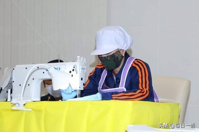 花心泰王也温柔？结婚周年陪王后穿情侣装，满脸宠溺给娇妻打下手