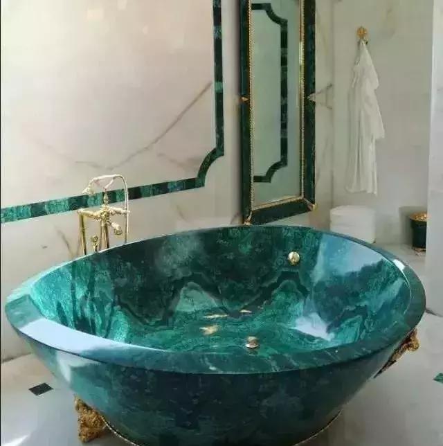 来，我请你洗澡，小编有个“价值10000000的石材浴缸”