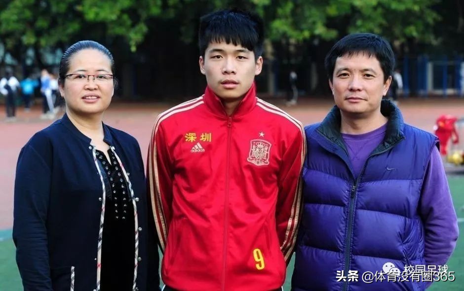 学习踢球两不误,踢足球的学霸