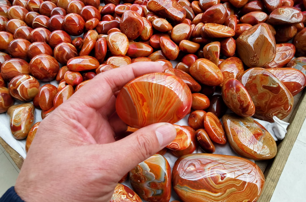 阜新缠丝玛瑙手串价格,阜新天然玛瑙红色磨砂缠丝散珠