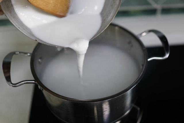 1碗面米粉5碗清水教你在家做凉粉,一碗面粉一碗水自制凉粉
