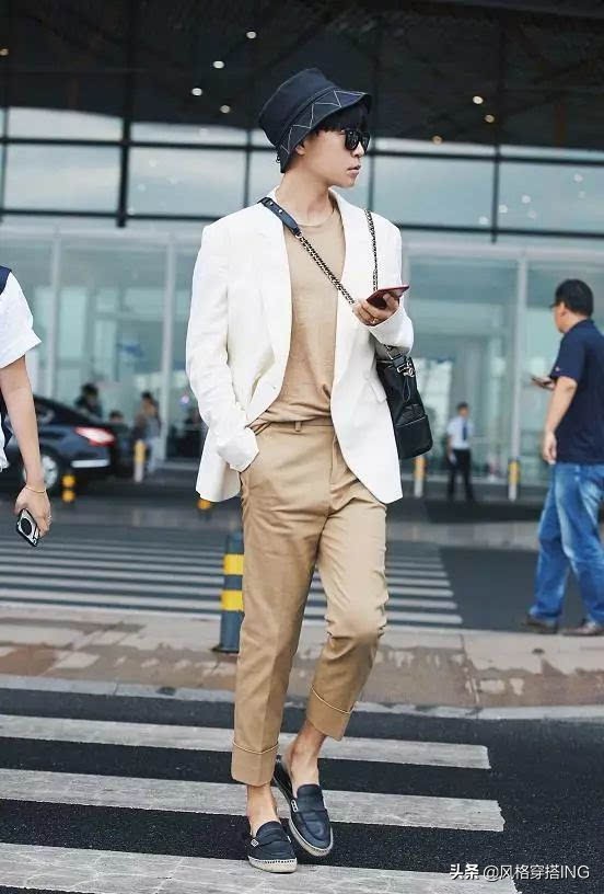 男士米白色小西服搭配卡其色裤子,秋冬男士宽松卡其色裤子搭配