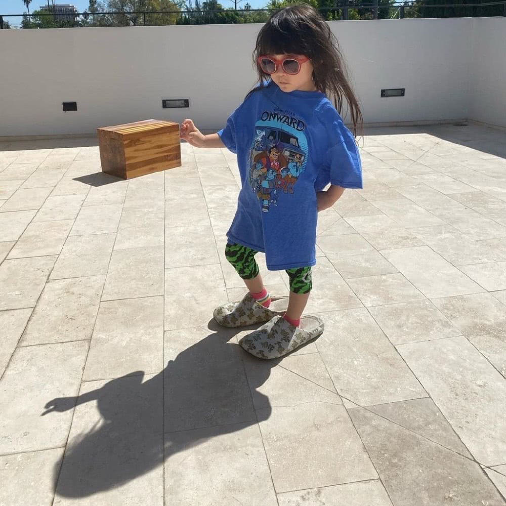 陈冠希晒女儿同框,陈冠希晒女儿萌照简直是其翻版