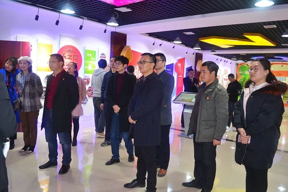 蜜蜂飞来一天为什么又飞走了,一群蜜蜂从天上飞过啥情况