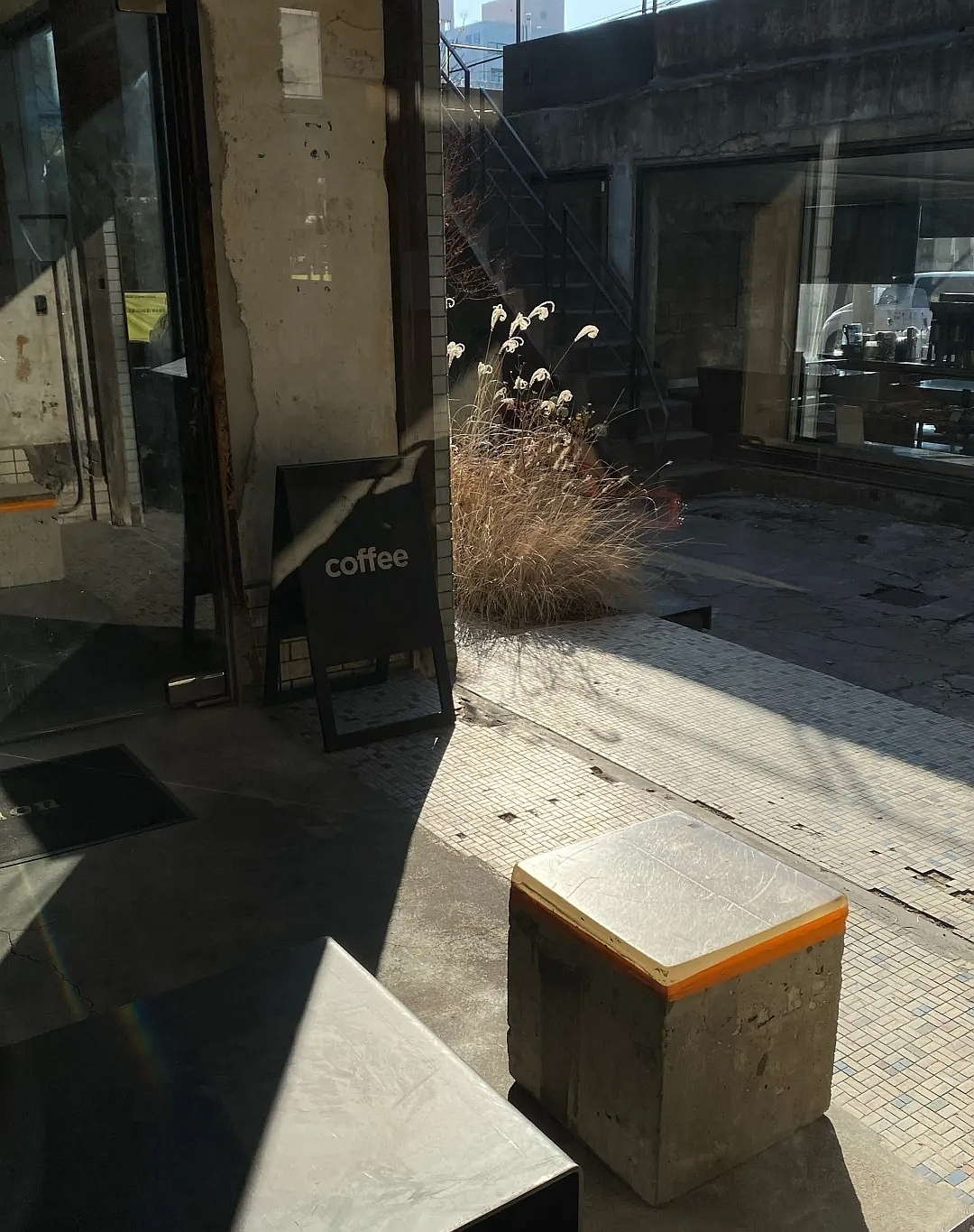 韩国网红设计师，把旧厂房改导致咖啡烘焙店，开这样的店真幸福