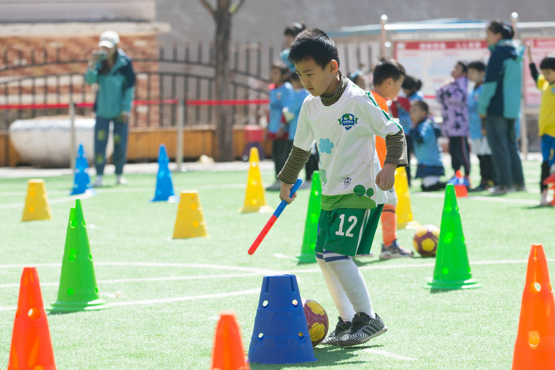 幼儿园青训足球游戏,团队协作足球游戏幼儿园