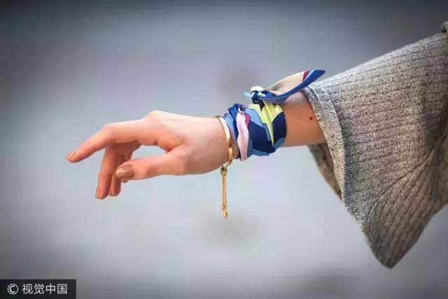 90后都不戴丝巾？谁说的！这种即优雅又酷的单品早就红透时尚圈了