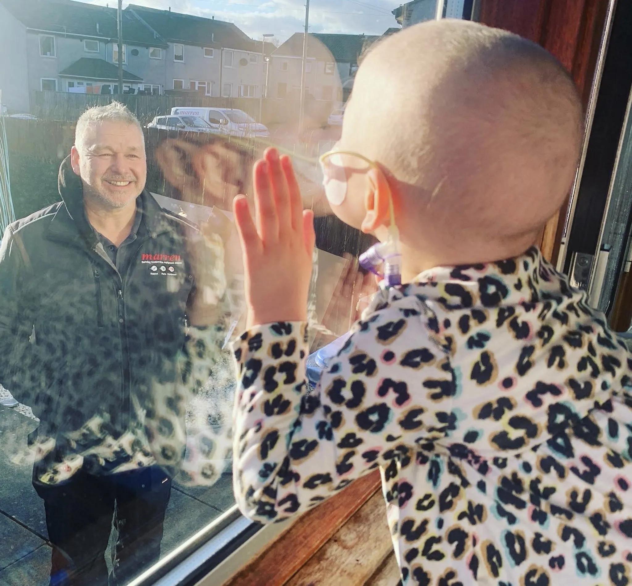 凯特用行动播撒爱，穿粉裙会见白血病女孩，曾经的承诺不曾忘记