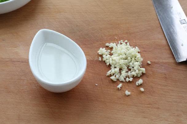 炒油条的家常做法简单又好吃,蓬松脆爽油条