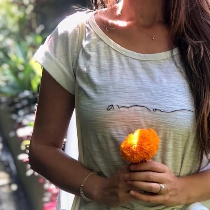 自己绣在衣服上的简单刺绣,手工刺绣t恤字母配色图片