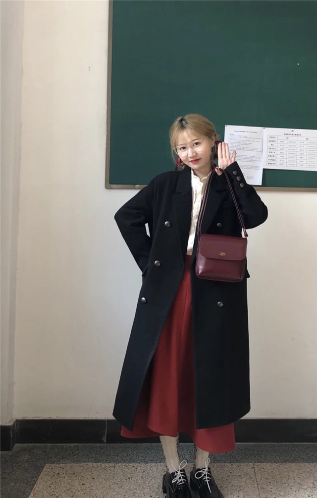 怎么把红色穿出不落俗套的时髦感,红色显土穿什么颜色好看