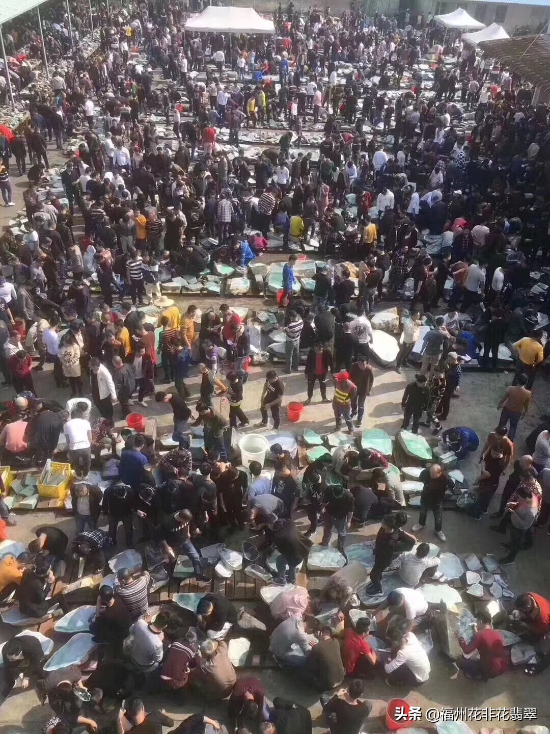 熊孩子把一桌的翡翠摔了,熊孩子扯翻玉器店