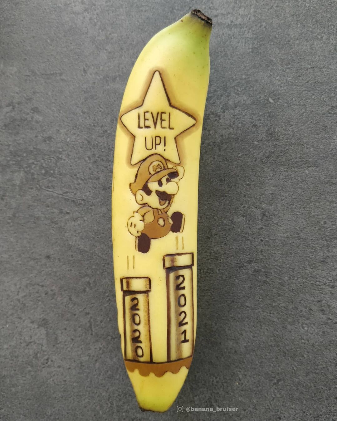 美国日餐厅女店员用香蕉在店内拍性感视频，引来卫生官员突击巡检