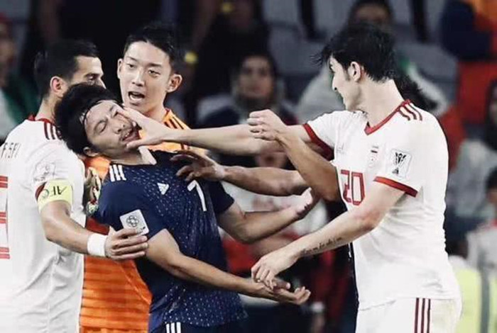 伊朗球员打人，韩国球员骂裁判都没事！中国球员却因犯规遭到罚款