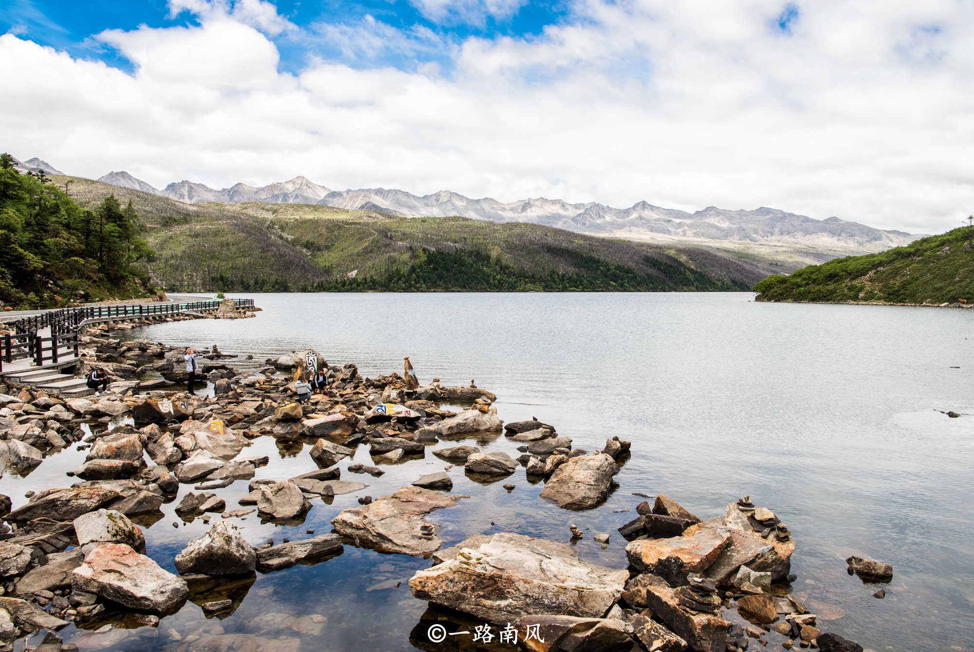 焕然假期海拔3780米的四川湖泊美似仙境，情侣专程前来许愿