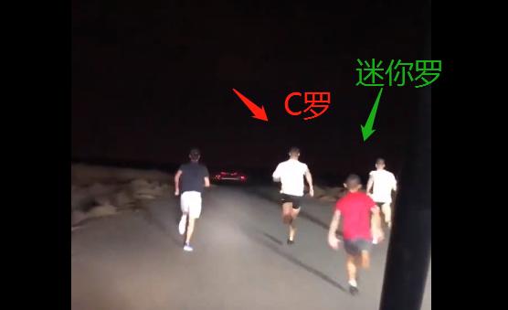 度假不忘训练,c罗和迷你罗与无脚球迷互动