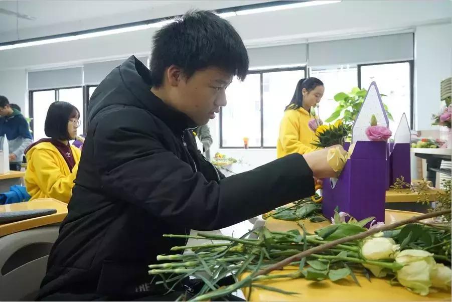 愿你被世界温柔以待——重庆八中国际部感恩节主题教育活动